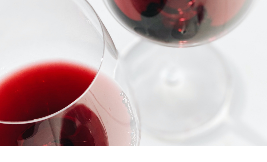 6 tips om rode wijn uit je overhemden te halen
