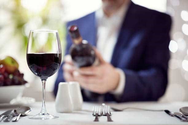 Como eliminar manchas de vinho das camisas? Temos 4 dicas!