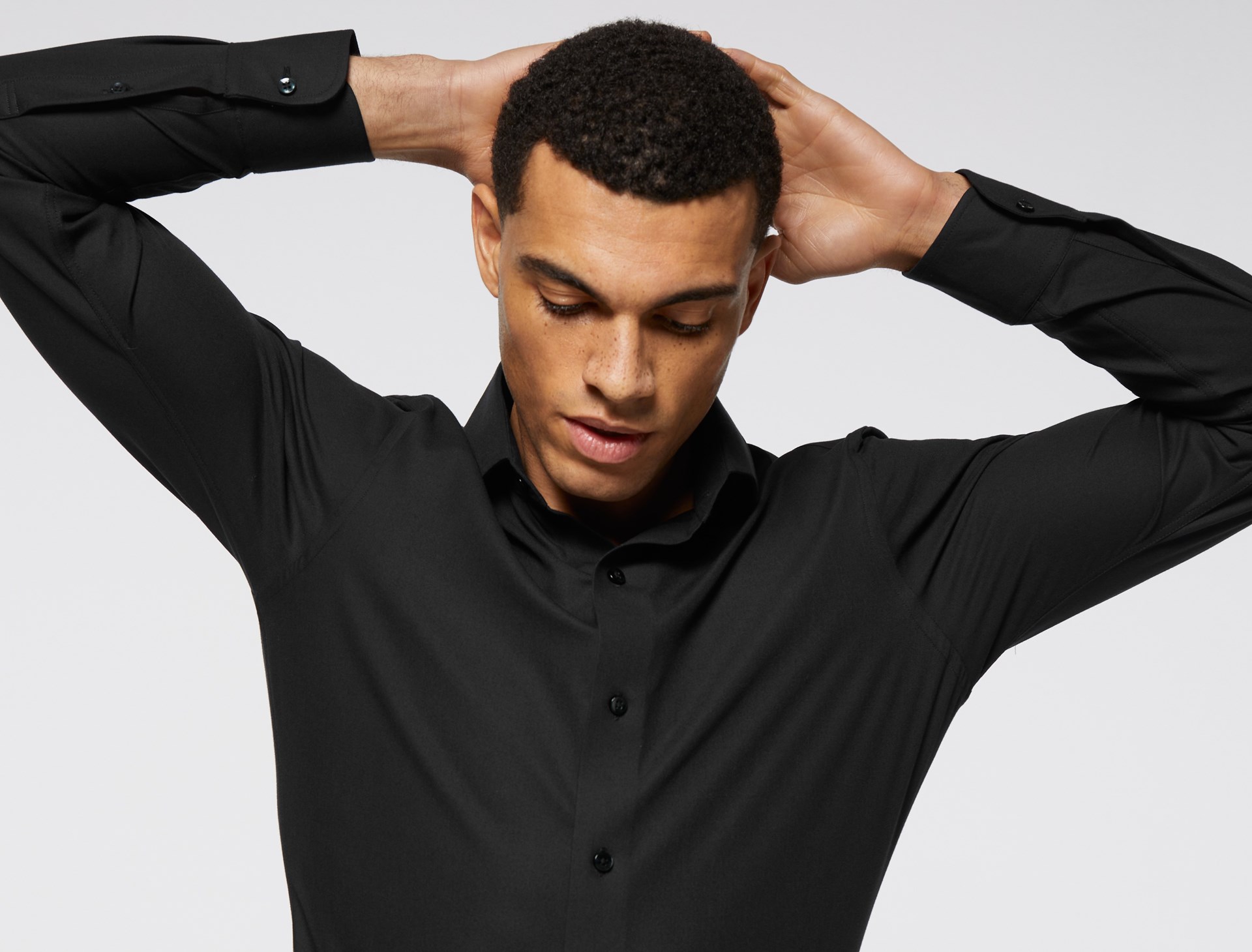 Hoe combineer je een zwart overhemd?