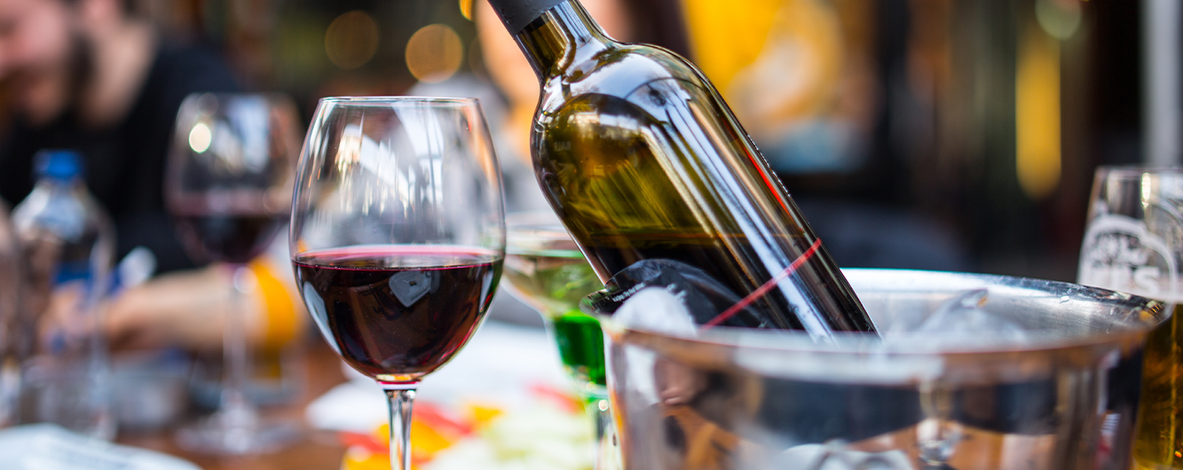 6 tips om rode wijn uit je overhemden te halen